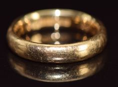 An 18ct gold wedding band / ring, 5.4g, size K