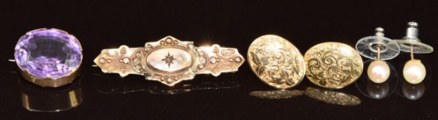 A 9ct gold brooch set with a diamond (1.9g), 9ct gold brooch set with an oval cut amethyst, 9ct gold
