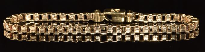 A 9ct gold bracelet made up of box links by Uno-A-Erre, 9.3g, 20cm