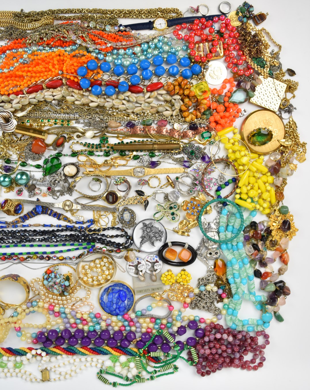 A collection of jewellery including beaded necklaces, vintage brooches, silver rings, silver chains, - Image 3 of 3