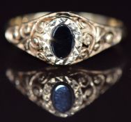 A 9ct gold ring set with onyx, 1.2g, size N