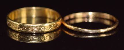 Two 22ct gold wedding bands / rings, one with engraved decoration, 4.9g, size P