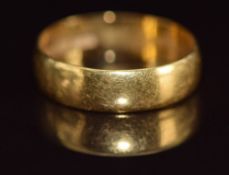 A 22ct gold wedding band / ring, 3.7g, size N