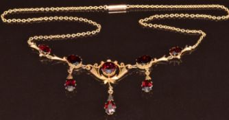Edwardian 9ct gold necklace set with eight garnets, 6.6g, 41.5cm