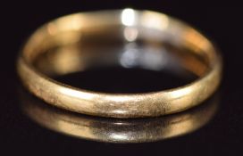 A 22ct gold wedding band / ring, 2.1g, size M