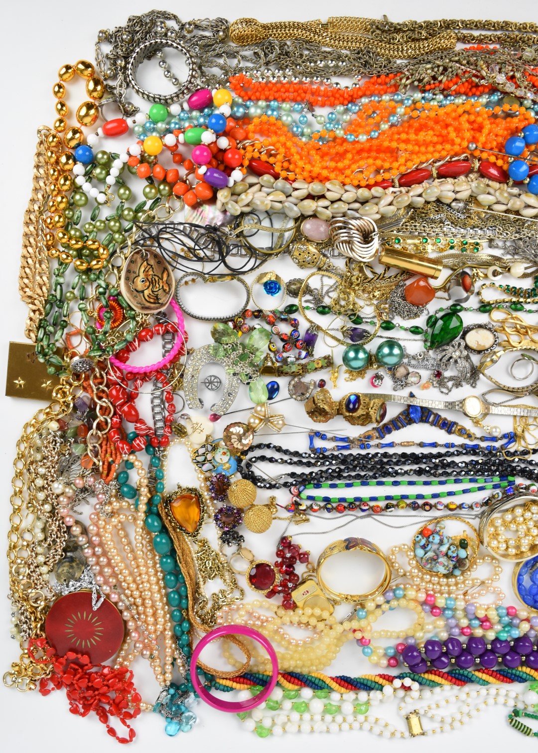 A collection of jewellery including beaded necklaces, vintage brooches, silver rings, silver chains, - Image 2 of 3