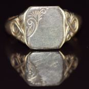 A 9ct gold signet ring, 5.1g, size R