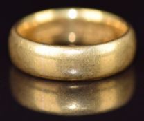A 22ct gold wedding band / ring, 10.4g, size L