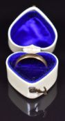 Victorian 22ct gold wedding band / ring, 2.5g, size O, in heart shaped Bakelite box