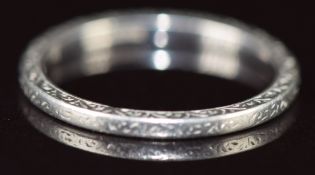 Art Deco platinum wedding band / ring with engraved decoration, 3.2g, size M/N