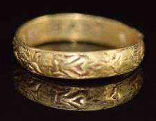 A posy ring engraved to inner band 'be true in hart', 1.7g, size E