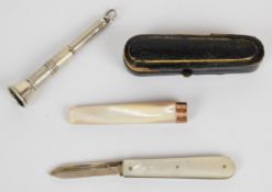 9ct gold mounted mother of pearl cheroot holder, London 1922, maker's mark J.J.& Co. Ltd, hallmarked