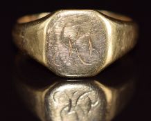 An 18ct gold signet ring, Birmingham 1940, 6.1g, size Q