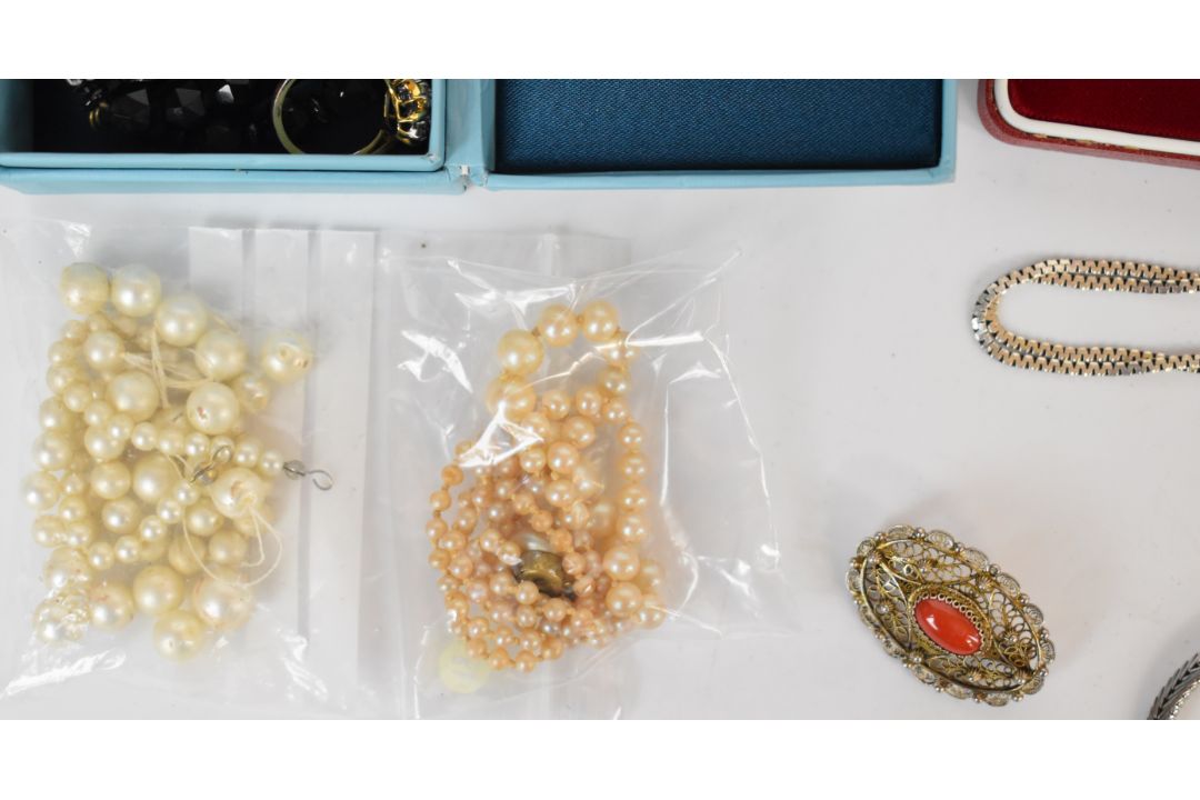 A collection of jewellery including jet necklace, silver ring set with marcasite, agate brooch, - Image 2 of 7
