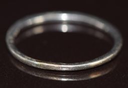 A platinum wedding band / ring, 2g, size P