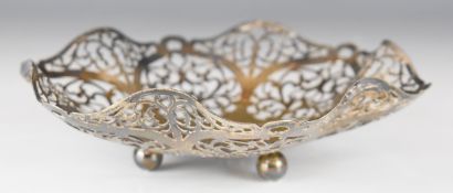 Elizabeth II hallmarked silver bon bon dish with wavy edge, pierced decoration and raised on three