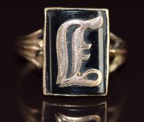A 9ct gold ring with J monogram, 3.1g, size N