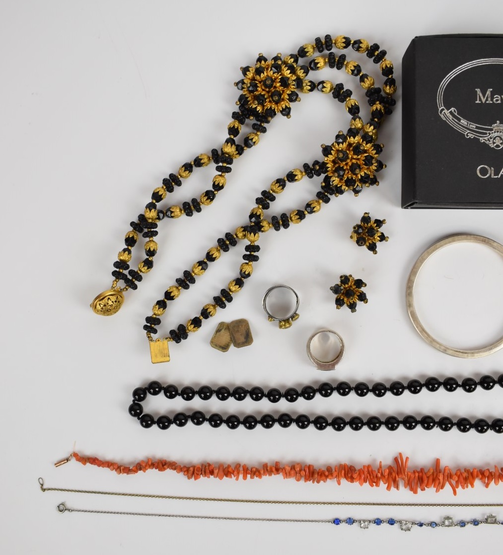 A suite of 1960's costume jewellery comprising earrings, necklace and bracelet, glass necklace - Image 5 of 6