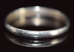 A platinum wedding band / ring, 2.3g, size M