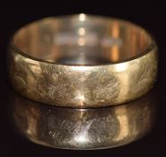 A 9ct gold wedding band / ring, 4.4g, size R