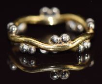 An 18ct gold bi-coloured ring with sphere decoration, 4.3g, size O