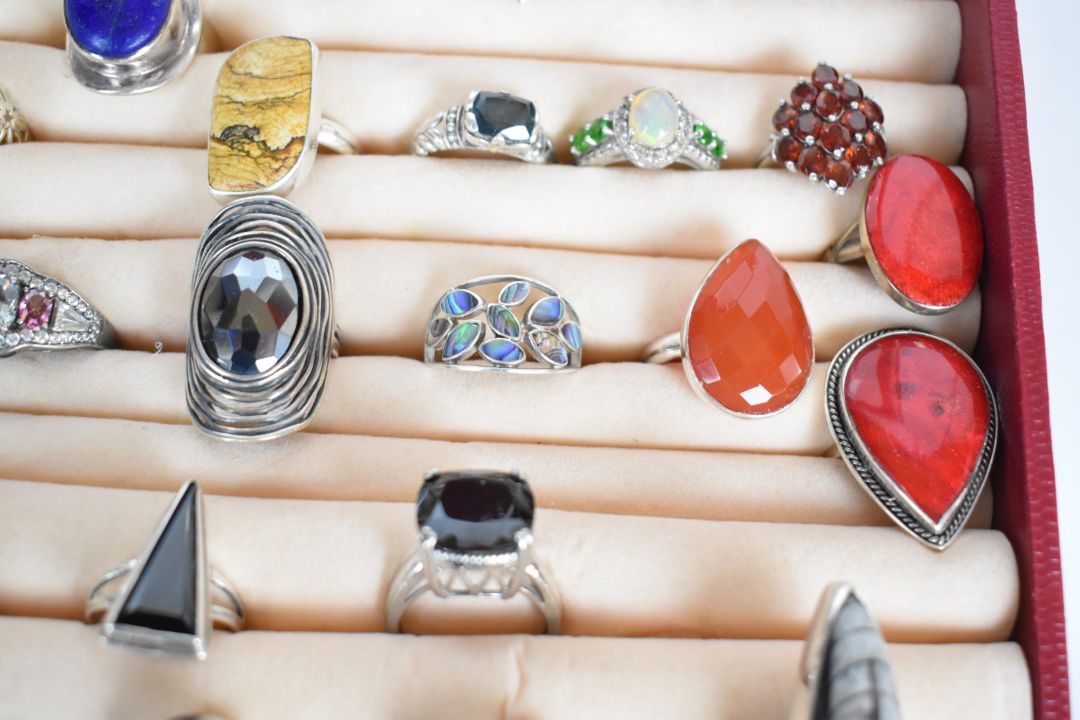 Seventy silver rings including malachite, pressed amber, spinel, amethyst, opal, quartz, garnet, - Image 4 of 9