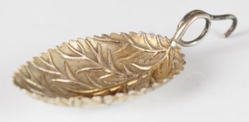 Georgian novelty hallmarked silver caddy spoon formed as a leaf, marks indistinct, length 7.5cm,