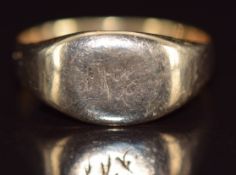 A 9ct gold signet ring, 4.6g, size S