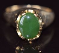 A 9ct gold ring set with a nephrite jade cabochon, 4.6g, size P