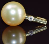 An 18k gold pendant set with a diamond of approximately 0.07ct and pearl (11.5mm), 3.1g, 2.2cm