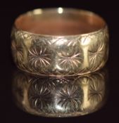 A 9ct gold ring with engraved decoration, 3.6g, size M