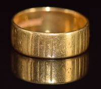 A 22ct gold wedding band / ring, 5.3g, size O