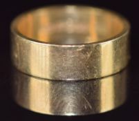 An 18ct gold wedding band / ring, 5.1g, size L