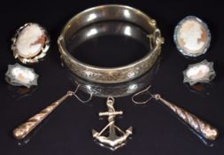 A 9ct gold metal core bangle, 9ct gold earrings (1.1g), 9ct gold brooch set with a cameo, yellow