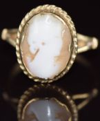 A 9ct gold ring set with a cameo, 4g, size Q