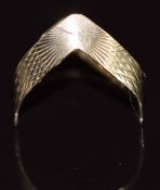 A 9ct gold wishbone ring with textured design, 1.3g, size M