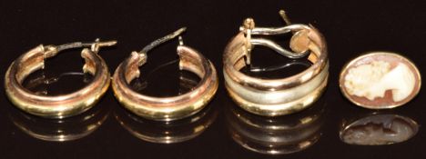 A pair of 9ct gold tri-coloured earrings (2.8g), single 14ct gold earring (2.5g) and a single