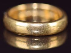 A 22ct gold wedding band / ring, 8g, size L