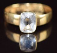 An 18ct gold ring set with aquamarine, 3g, size Q