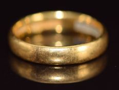 A 22ct gold wedding band / ring, 4.2g, size M