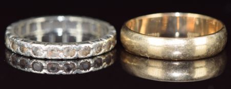 A 9ct white gold eternity ring set with quartz and a 9ct gold wedding band, 4.1g, sizes J & L