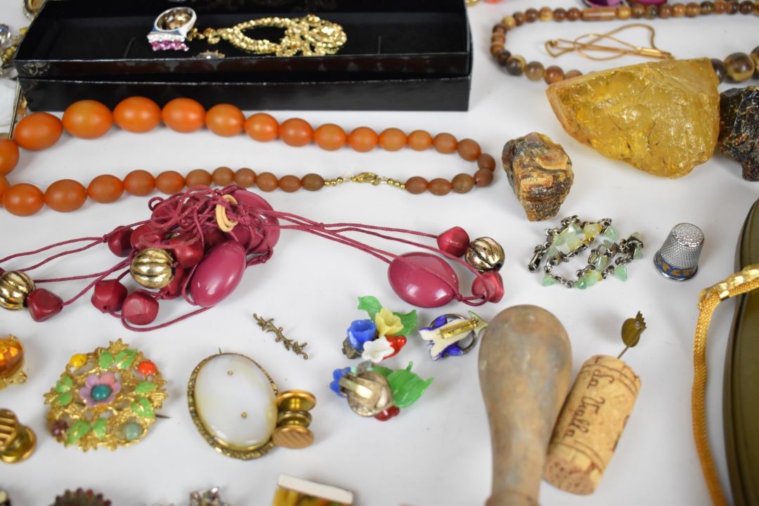 A collection of jewellery including diamanté necklace, paste brooch, agate cabochon, mizpah - Image 9 of 9