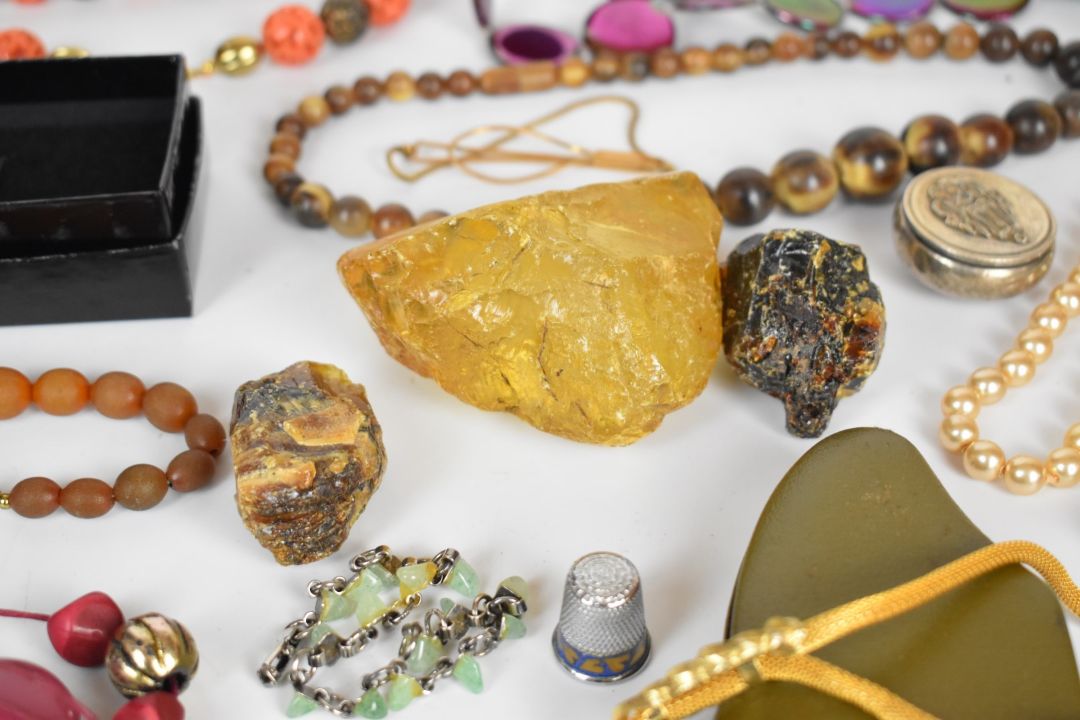 A collection of jewellery including diamanté necklace, paste brooch, agate cabochon, mizpah - Image 8 of 9
