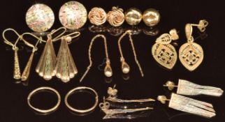 Ten pairs of 9ct gold earrings including hoops, tri-coloured, knots, filigree, etc, 10.4g