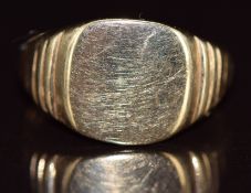 A 9ct gold signet ring, 4.6g, size N