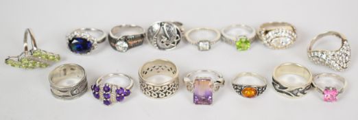 Fifteen silver rings including pressed amber, amethyst, peridot, cubic zirconia, etc