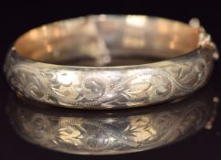 A 9ct gold bangle with engraved decoration, 15.2g, 5.5cm