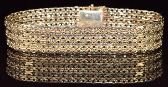 A 9ct gold bracelet made up of cross links, 31.7g, 19.5cm