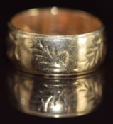 A 9ct gold ring with engraved feather design, 3.8g, size K