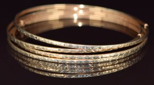 Four 9ct gold bangles with cross decoration, 8g, 6.5cm